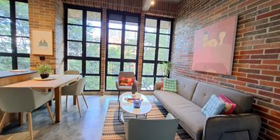 Apartamento Amoblado en Arriendo  El Campestre, El Poblado

Vive con confort y estilo en este espectacular apartamento amoblado, ubicado en el exclusivo sector de El Campestre. Sus espacios amplios, funcionales y llenos de luz natural crean un ambiente acogedor, ideal para disfrutar de una estancia tranquila y comoda.

El apartamento cuenta con 1 habitacion con vestier, 2 banos, sala-comedor, cocina semi integral, zona de ropas, 2 parqueaderos y ascensor.

Su ubicacion privilegiada te permite estar cerca de todo lo que necesitas: la Transversal Superior, el Club Campestre, PriceSmart, asi como una amplia oferta de restaurantes, supermercados, colegios, transporte publico y principales vias de acceso.

Una excelente opcion para quienes buscan comodidad, buena ubicacion y calidad de vida en uno de los sectores mas tranquilos y exclusivos de El Poblado.



