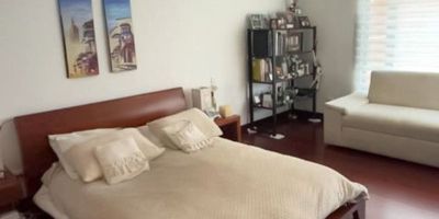 Reserva de la sierra en arriendo, hermoso apartamento amoblado iluminado con lindos y finos acabados de tres habitaciones cada una con baño, la principal con walking closet, linda cocina abierta con lavandería independiente y baño para empleada, sala comedor independiente con chimenea y balcón, dos parqueaderos independientes y deposito, caldera, club house, piscina, turco, sauna, squash, GYM, teatrino, salón de juegos, parques para niños, cancha de tenis, administración incluida en el arriendo