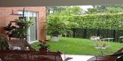 Vendo casa de un piso en Senderos de la Morada 2, con buena zona verde y espacio para  ampliación,  la habitación principal con baño, vestier y aire acondicionado. Tres baños completos  cocina tipo americano,  estudio, terraza,   parqueadero para 3 carros,  habitación de empleada y baño. 
El condominio cuenta con zona social, piscina para adultos y niños, cancha de tenis, cancha de futbol, juegos para niños, amplias  zonas verdes  y senderos para caminar.