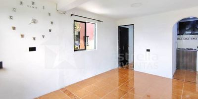 Apartamento en Arriendo – Robledo, Sector Villaflora (Piso 3)
Este acogedor apartamento es la opción perfecta para quienes buscan comodidad, buena ubicación y fácil acceso al transporte público. Ubicado en el barrio Robledo, sector Villaflora, disfrutarás de un entorno tranquilo, con cercanía a colegios, rutas de transporte y zonas comerciales, ideal para el día a día.El inmueble cuenta con 2 alcobas, baño cabinado, calentador, sala amplia y bien iluminada, y una cocina funcional con red de gas y estufa. Con aproximadamente 45 metros cuadrados, ofrece un espacio práctico y bien distribuido, pensado para brindar confort y bienestar.
COD 8557