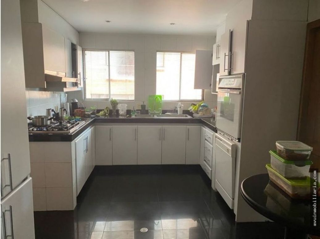 Apartamento de 3 alcobas en venta en Los Rosales, Bogotá, 192 m² · foto 11 de 14