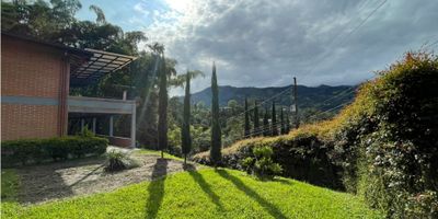 Casa campestre  en renta, construcción: 385 mt2, area de lote  de  3.700 mt2, consta de 4 habitaciones todas con baño privado, closet y salida a terraza, baños 4.5, alcobas y baño de servicio, 3 terrazas + 4 parqueaderos, cocina integral, sala, comedor, estudio y una oficina funcional, zona de lavanderia, patio, cuarto de juegos.

La unidad cuenta con amplias zonas verdes, agua de la parcelacion ( Solo se paga  el serivicio del agua si se exceden del consumo aprobado),  No hay red de gas natural pero el  calentador, estufa y secadora funcionan con GLP.

Separa su cita ya .

 
