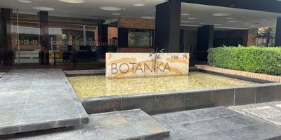 Espectacular apartamento en arriendo ubicado en Chicó Norte, localidad de Chapinero. Cuenta con excelentes vías de acceso como la Avenida Calle 100 y la Autopista Norte, además de su cercanía a estaciones del sistema TransMilenio como Calle 100 y El Virrey. En el sector se encuentra el Parque de la 93, donde se puede disfrutar de una vibrante atmósfera urbana con una amplia oferta de restaurantes, hoteles, bares, almacenes y cafés. El apartamento dispone de sala, comedor, cocina, dos baños, una habitación con clóset, zona de ropas, parqueadero cubierto y depósito. Ideal para quienes buscan confort, ubicación privilegiada y estilo de vida moderno. Para obtener información adicional contáctenos al correo electrónico valentina.anchiqueinmobiliariabogota.com al teléfono 316 174 3932. Nuestro equipo en Inmobiliaria Bogotá se compromete a brindar una experiencia de vida excepcional a nuestros clientes desde el momento en que se unen a nuestra comunidad.