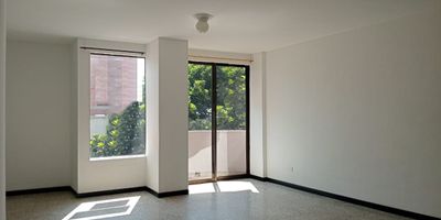 Apartamento exterior en arriendo cerca a vías principales, rutas de transporte público, centros comerciales, restaurantes, parque y servicios complementarios del sector. Piso en mármol, sala comedor, 2 alcobas con closet y baño en la principal, baño social, cocina integral cerrada, alcoba y baño de servicio, zona de ropas, balcón y parqueadero independiente cubierto. Cuenta con citófono, portería 12 horas, circuito cerrado de TV y alarma. *Inmuebles sujetos a verificación de disponibilidad*
