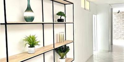  Casa en arriendo  Sector San JoaquínDescubre esta amplia y funcional casa de 210 m, ubicada en el reconocido sector de San Joaquín, una zona de gran valorización y excelente conectividad.La propiedad cuenta con 6 habitaciones con clóset, 5 baños, amplia sala comedor y cocina integral. Sus espacios generosos, iluminados y bien distribuidos la hacen ideal tanto para vivienda familiar como para uso comercial o institucional oficinas, consultorios, coworking, entre otros.Su ubicación estratégica, cercana a universidades, comercio y transporte público, la convierte en una gran oportunidad para vivir o emprender en un mismo lugar.