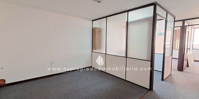 Oficina en arriendo, Chapinero.

Oficina de 46.20 m² con ubicación estratégica que favorece el crecimiento empresarial al estar cerca de transporte público, servicios de salud, comercios y espacios culturales. Los espacios cerrados permiten crear áreas privadas para reuniones y actividades que requieren concentración. El piso en alfombra aporta comodidad y control acústico. Dispone de dos baños para mayor funcionalidad y cocineta que apoya las tareas diarias. Estar en primer piso facilita el acceso a clientes y colaboradores. La edificación ofrece vigilancia permanente, conserje, ascensor, CCDTV y zona pensada para usos comerciales. Su entorno se conecta de manera ágil por vías como la Calle 67, Carrera 13 y Carrera 7ma. Una excelente alternativa para empresas que desean una sede profesional y accesible. Contáctanos y agenda tu visita, se arrienda sin amoblar.
