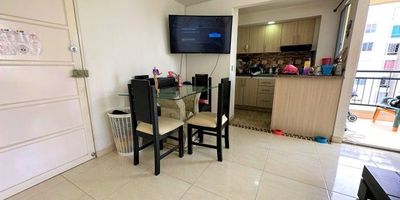 Se vende apartamento en exclusivo sector del sur de Cali, en el barrio Bochalema, una zona con gran potencial de expansión y valorización. Ubicado en conjunto cerrado, este inmueble en primer piso cuenta con sala-comedor amplia, cocina integral moderna, tres habitaciones, dos baños y zona de ropas. El conjunto ofrece piscina para niños y adultos, salón social, zonas verdes y parqueadero comunitario. Su ubicación es estratégica, cerca de colegios, universidades, zonas comerciales y con fácil acceso al transporte público.
¡Agenda tu cita y conócelo!