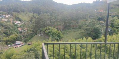 Lote en venta cerca al Mirador El Cielo, con vista panorámica.
Área total de 4.395 m² (dos matrículas) y 850 m² construidos: 6 apartaestudios, 4 apartamentos, 3 terrazas y baño turco.
Cuenta con agua de acueducto y veredal, energía EPM, estrato 2.
Precio: $1.900.000.000 (avalúo $2.650 millones).
Ideal para hotel campestre o granja turística.
Se acepta permuta.
También se vende casa de 65 m² por $180.000.000.