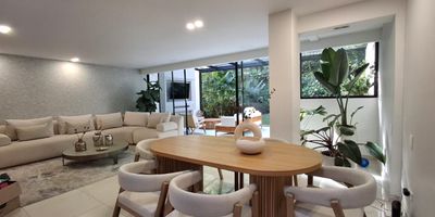 Hermosa casa en arriendo con un diseno moderno, amplios espacios y excelente iluminacion natural. Cuenta con 3 alcobas, cada una con su bano privado, ademas de alcoba de servicio, zona verde y sala de estar, ofreciendo comodidad y funcionalidad en cada rincon.
Ubicada en una unidad residencial completa, con piscina, salon social, gimnasio y parque infantil, ideal para disfrutar en familia. Se encuentra en un sector tranquilo y seguro, con facil acceso a colegios, supermercados, servicios y vias principales, lo que la convierte en una excelente opcion para quienes buscan calidad de vida, confort y buena ubicacion. No esperes mas y contactanos para conocerla!