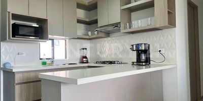 Comodidad, vista y excelente inversión en Valle del Lili
En Parque Vivero, una de las zonas con mejor desarrollo y movilidad en Valle del Lili, te espera este apartamento de 86 m² con espacios generosos y una vista que invita a quedarse.
• 2 habitaciones amplias (principal con baño y vestier)
• Sala de TV / Estudio adaptable a 3ª habitación
• 3 baños: 2 completos + social
• Cocina integral moderna + cuarto de oficios independiente
• Balcón amplio con vista agradable
• Parqueadero cubierto y depósito en el mismo piso
Zonas sociales que suman calidad de vida y alta demanda de renta:
• Piscinas adultos y niños
• Gimnasio dotado y áreas húmedas
• Parques infantiles y cancha de básquet
• Salón social con acceso por ascensor
 Ubicación estratégica
Cerca a colegios, universidades, clínicas, supermercados y con excelentes vías de acceso que mejoran tiempos de movilidad y valorización.
Agéndala y descúbrela. Perfecta por donde la mires.