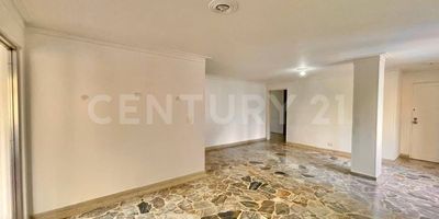 Este apartamento se caracteriza por su ubicación central y tranquila a 5 minutos de la av el Poblado caminando, cerca al parque del poblado, centro comercial premium plaza, cc oviedo y santa fe, excelente flujo de transporte público. 

Cuenta con 128 mt2 distribuidos en 3 habitaciones 2 auxiliares con closet ,1 principal con closet baño privado. Habitación de servicio con baño privado, baño social. Cocina integral cerrada, amplia sala comedor y balcón, zona de ropas. 
Unidad cerrada con vigilancia 24 horas, ascensor, zonas verdes y piscina.