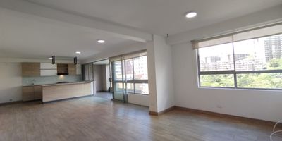 Este magnifico apartamento ofrece una experiencia de vida sin igual, con un amplio balcon que ofrece una espectacular vista panoramica de la vibrante ciudad de Medellin. Disfruta de amaneceres y atardeceres inigualables desde la comodidad de tu hogar, creando momentos inolvidables junto a tus seres queridos. Ademas, el edificio cuenta con una hermosa piscina donde podras refrescarte y relajarte mientras admiras las impresionantes vistas y unas zonas comunes inigualables. Con un facil acceso a las principales vias y servicios, este apartamento combina lujo, comodidad y conveniencia para ofrecerte un estilo de vida exclusivo en una de las mejores zonas residenciales de la ciudad.
