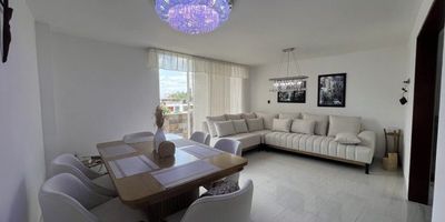 VENTA APARTAMENTO CALI, VILLACOLOMBIA
EN excelente ubicación en ona residencial cerca de supermercados, parques, Colegios, iglesia, Dollarcity, con muy fácil acceso vehicular y peatonal por vias principales y secundarias como Calle 44, Cra 8 etc
Esta Vivienda amplia, totalmente remodelada, ubicada en piso 4 sin ascensor, cuenta con espacios cómodos, diseño moderno, pisos en porcelanato, Cocina Integral enchapada con mesón en quartzone, baño enchapado con división de vidrio templado, Tres Alcobas amplias con closet, un. parqueadero asignado.  Llama pronto y no dejes pasar esta oportunidad