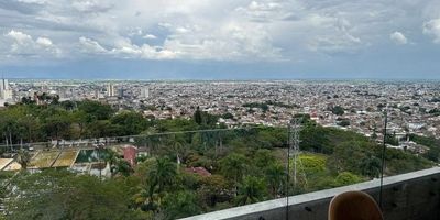 En el exclusivo Oeste de Cali, este sofisticado apartamento de 180 m² combina amplitud, diseño y tecnología para ofrecer una experiencia de vida inigualable. Su interior destaca por tres habitaciones con baño y vestier, un estudio privado, sala y comedor independientes con acceso a un balcón panorámico, y una cocina tipo gourmet equipada con horno, microondas, estufa de cinco boquillas y despensa doble. Incluye baño social, cuarto de aseo, puerta principal blindada, domótica y aire acondicionado independiente en cada ambiente, garantizando confort total. El Club House eleva el concepto de bienestar con cocinas y comedores con terraza, sala de cine, gimnasio completamente dotado, salón de cycling, zona húmeda con turco y jacuzzi con vista al horizonte, además de una piscina infinita y zona BBQ con una de las vistas más espectaculares de Cali. Un hogar excepcional donde el lujo se mezcla con la tranquilidad, y cada amanecer confirma por qué esta es realmente la Sucursal del Cielo