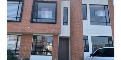 APROVECHA LA OPORTUNIDAD PARA ESTRENAR LA CASA DE TUS SUEÑOS !!En el conjunto Frutales, tendras la oportunidad de  crear recuerdos inborrables junto a tu familia en una hermosa casa esquinera con 222, metros de area privada y 162 metros de area construida donde podrás disfrutar de la tranquilidad caracteristica del municipio de chía, adicionalmente podrás hacer uso de su area privada de BBQ donde podrás hacer reuniones familiares y con amigos  y disfrutar de su excelente ubicación por su cercania a centros comerciales como Fontanar, Centro Chía, Bazar, San Roque entre otros. Éste hermoso conjunto cuenta con excelente  zonas comunes como sendero peatonal de 2.5 km, salon comunal, terraza BBQ, Gimnasio, coworking y excelentes zonas verdes, donde tus hijos y mascotas podrán disfrutar de la naturaleza. Adicionalmente el conjunto cuenta con tanques de suplencia de agua y varias ventajas más. No esperes para conocer esta gran propiedad.