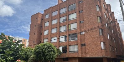Hermoso apartamento se encuentra situado en una de las mejores zonas de Cedritos en Bogotá, calle144 con 12 / Cuenta con 2 habitaciones, la principal con baño privado; estudio, sala comedor amplia con chimenea funcional, cocina integral, con 2 GARAJES en linea y un deposito / Piso 6 con asensor / Cerca de restaurantes, parques, colegios, sucursales bancarias, y acceso a transporte.