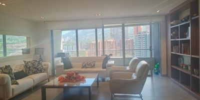 Apartamento en arriendo en unidad cerrada ubicada en un sector de ambiente campestre, tranquilo, de poco flujo vehicular, De fácil acceso a vías principales, cerca a mall, rutas de transporte público y servicios complementarios del sector. Piso en porcelanato y madera, sala comedor, estudio, estar de TV, 3 alcobas con vestier y baño en la principal, baño en cada alcoba, baño social, para un total de 4 baños, cocina integral abierta tipo americano, baño de servicio, zona de ropas, balcón, útil y parqueaderos independientes cubiertos Conjunto cerrado con ascensores, piscina, gimnasio, salón social, turco, parques infantiles, cancha de squash, zonas verdes, vigilancia y portería 24 horas y circuito cerrado de TV,inmuebles sujetos a verificacion de disponibilidad