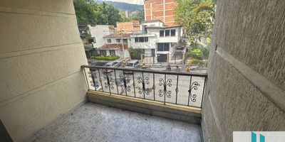 Casa-Local en Arriendo Los Colores Medellín
Arriendo Los Colores casa comercial con un área de  de 145 m2. Ideal para oficinas, EPS o IPS, institución educativa, centro de idiomas, centro de belleza o estetica, entidad estatal y otros usos comerciales.cerca a la Avenida 80 y del Mall Comercial Mixi Mall Los Colores.Con las siguientes comodidades: sala y comedor, balcón, 6 alcobas, 2 closet, 2 baños cabinados, 1 patio amplio,  cocina con red de gas, piso en cerámica. Excelente iluminación y ventilación natural.Fácil acceso a través de diferentes rutas del transporte público incluido el integrado del Metro