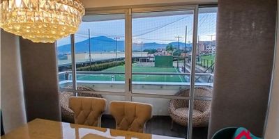 Sala-comedor con balcón
Cocina integral 
3 habitaciones con clóset (principal con balcón, vestier y baño)
Baño de habitaciones auxiliares
Estudio
Baño social
Zona de ropas

?Áreas sociales del conjunto: Piscina para niños y adultos, sauna y turco, gimnasio, salón social con terraza, mirador y BBQ, media cancha múltiple para baloncesto y muro de tenis, cancha sintética de fútbol 5, cancha de squash, juegos infantiles y portería con vigilancia 24 horas

-Ubicado en nivel 1 con ascensor
-Parqueadero cubierto
-Incluye mobiliario exhibido
-Calentador de agua a gas
-Ubicación privilegiada en sector residencial tranquilo y seguro, cerca a centros comerciales, centros empresariales, centros de salud, restaurantes, iglesias, parques y vías principales
-Contrato mínimo a 1 año

?Valor canon: $5.000.000 incluye administración
