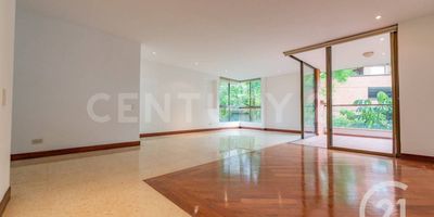 Se renta apartamento en El Poblado, Sector San Lucas, área de 157m2, con un diseño arquitectónico tradicional concebido para quienes prefieren una vida tranquila. Cuenta con 2 habitaciones auxiliares cada una con baño y closet + habitación principal con baño y vestier, baño social, cuarto de servicio con baño y closet, estudio, sala comedor, balcón, parqueadero doble, cuarto útil, esta unidad con una ubicación privilegiada y concebida para las personas que deseen vivir en apartamento con diseño tradicional y espacios llenos de encanto natural, una vista muy campestre.  El conjunto ofrece zonas comunes: piscina, salón social silvestre, sauna, turco, parque infantil, portería 24/7. Cuenta con una excelente vía de acceso cercano a la Transversal Superior, la Loma de los Balsos, parque comercial El Tesoro, Mall San Lucas, Clínica Bioforma. Contáctanos para agendar la visita, te ofrecemos la mejor experiencia.