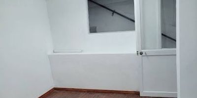 Bodega en arriendo en Manizales, barrio Linares, Caldas. Este inmueble comercial cuenta con 105 m² de área construida y privada, perfecta para su negocio. Dispone de un diseño funcional que incluye una oficina de 12 m², un depósito de 3 m², cocineta y 1 baño. La bodega tiene una antigüedad de 15 años y está ubicada estratégicamente para facilitar sus operaciones. El canon de arriendo es de $1.700.000. Para más información sobre esta bodega en Manizales, contáctenos. Opciones de WhatsApp, quiero que me contacten y ver teléfonos disponibles.