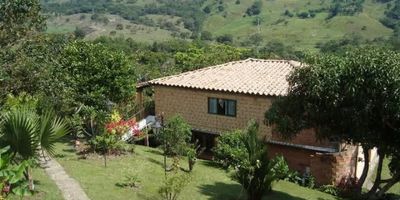 Finca en Venta - Vereda El Cortado, Vía Hatillo - BarbosaÁrea: 12,000 metros cuadradosEsta hermosa finca ofrece un espacio amplio y cómodo, ideal para descanso o para aquellos que buscan invertir en un entorno natural. Cuenta con las siguientes características:Casa principal: 6 habitaciones amplias, perfectas para acomodar a toda la familia o para generar ingresos a través del alquiler, 2 baños completos, bien distribuidos para mayor comodidad, 2 cocinas totalmente equipadas, lo que facilita la preparación de comidas para grupos grandes o eventos, piscina, ideal para el entretenimiento y relajación, Kiosco, Espacio para reuniones al aire libre, rodeado de naturaleza y tranquilidad, Jardines y Árboles: Hermosos jardines y una gran variedad de árboles que rodean la propiedad, brindando un ambiente fresco y natural.La finca se encuentra cerca de la carretera principal, lo que ofrece acceso rápido y fácil a la vía Hatillo - Barbosa. Una ubicación tranquila, pero con cercanía a la infraestr