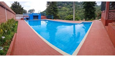 Vendemos Hermosa CASA/FINCA independiente,  en Dapa kilómetros 10 vía La Olga, área construida 416 m2 en lote de 6.805 m2, casa principal con 5 habitaciones con baño, alcoba de servicio, cocina integral, 3 salas, dos comedores, amplios corredores perimetrales, piscina, casa de huéspedes con 2 habitaciones. Caballerizas, casa de mayordomo, amplias zonas verdes y jardines, parqueaderos.
