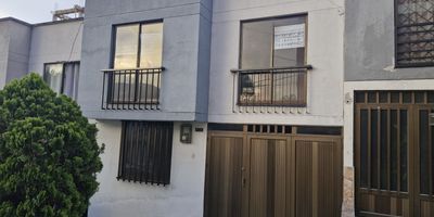 Soluciones inmobiliarias Colombia ofrece casa de 2 niveles con amplios y cómodos espacios en Belmonte, cerca de universidades, centros comerciales, clínicas y supermercados. 2261
