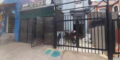 Codigo 2100. ? LOCAL COMERCIAL EN ARRIENDO – PRIMER PISO, 44 m², EXCELENTE UBICACIÓN (CÓD. 2100)¡Ubicación estratégica para tu negocio!Se arrienda local comercial en primer piso con un área aproximada de 44 m², ideal para oficinas, tiendas, servicios o emprendimientos.Cuenta con dos baños, bodega interna, y un espacio amplio y funcional que se adapta a diferentes tipos de negocio.? Disponible a partir del 1 de diciembre.? Ubicación privilegiada: zona de alta afluencia peatonal y vehicular, rodeada de universidades, colegios, comercio y transporte público cercano, lo que garantiza visibilidad y fácil acceso para tus clientes.? Características destacadas:Área: 44 m²Primer piso2 baños1 bodegaExcelente iluminación naturalEntorno comercial consolidadoTransporte cercano y vías principalesIdeal para: cafeterías, minimarkets, papelerías, consultorios, oficinas o negocios de atención al público.? Código del inmueble: 2100