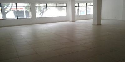 Oficina con ubicación estratégica, vías de acceso como avenida caracas, calle setenta y dos, carrera quince,  tiene ocho baños interiores, iluminada,  divisiones, sistema anti sismo