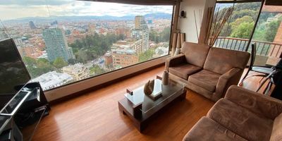 APTO AMOBLADO: APARTAMENTO DE LUJO EN EL REFUGIO, VÍA LA CALERA

Rente la exclusividad y la mejor panorámica de la ciudad en este suntuoso apartamento AMOBLADO de 130 m² ubicado en El Refugio, Vía La Calera. El corazón del apartamento es su impresionante sala-comedor con vistas panorámicas que se extienden al balcón increíble de 360 grados, perfecto para disfrutar de atardeceres inigualables. El diseño interior ofrece 3 habitaciones y 3 baños, destacando una moderna cocina semiabierta con barra y un amplio estudio independiente. La comodidad se completa con dos parqueaderos y un depósito. Esta es su oportunidad de vivir con lujo, amplitud y una vista insuperable. Cod: 5095