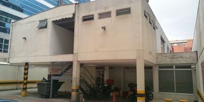 Excelente ubicación sobre vía principal, alto flujo peatonal.