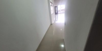 La casa tiene licencia para comercial, son 200 mts aproximadamente, 3 alcobas grandes 3 salones grandes 2 baños completos, cocina integral con red de gas, estrato 3, balcón amplio y un cuarto útil y zona de ropa interior