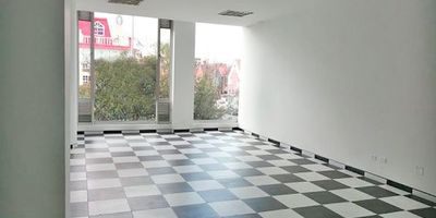 Local comercial, ubicado en la calle trece entre la avenida Boyacá y la avenida ciudad de Cali, zona La Felicidad, cerca al centro comercial Alsacia, calle veintiséis, tiene parqueadero para visitantes, vigilancia las veinticuatro horas. El valor del arriendo incluye la cuota de administración