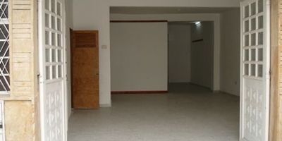 Apartamento independiente con garaje en arriendo en el sector de San José Sur, cerca de barrios como Country Sur, Sosiego sur, Ciudad Jardín Sur, Restrepo. Ubicado en un segundo piso, área de 80 m2, excelente ubicación. Cerca a Hospital San Carlos, Clínica San Rafael, Policlínico del Olaya, Compensar Avenida 1 de Mayo, Universidad Antonio Nariño, Colegio Nuestra Señora de la Sabiduría, Centro Zonal ICBF Rafael Uribe Uribe, Parque del Sosiego Sur. Consta de sala-comedor, cocina abierta, dos habitaciones y zona de lavado de ropa. Vías de acceso por la Décima, Caracas, Av. Primero de Mayo y Calle 27 sur. Cita Previa. No se aceptan Perros.