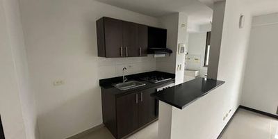 EXCELENTE APTO CON CERCANIA A LA ESTACIÓN NIQUIA DEL METRO, CUENTA CON COMERCIO GENERAL CERCA. APTO EN UNIDAD CERRADA CON 3 ALCOBAS CON CLOSET, 2 BAÑOS, SALA COMEDOR, COCINA INTEGRAL, ZONA DE ROPAS, BALCÓN Y PARQUEADERO PRIVADO DE CARRO.
