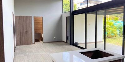 casa campestre sobre excelente ubicación fácil acceso, con acabados modernos, consta de 4 habitaciones, 1 estudio, zona de ropas, sala -comedor , cocina integral en isla . agenda tu visita !