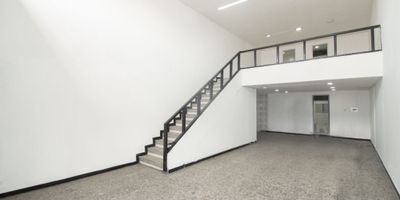 Excelente local comercial ubicado en Ricaurte, 2 plantas área de primer piso  66 mts,  área de  oficina de 33 mts,  2 baños, deposito, zona de alto trafico vehicular y peatonal, frente estación transmilenio , cerca a la carrera 30 y carrera 24  y  calle 13 .