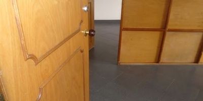 Área  treinta y cuatro metros cuadrados,  pisos baldosa, un baño. Edificio sin garaje ni ascensor. Cerca a transmilenio, buenas vías de acceso, zona comercial.