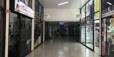 Área treinta y ocho metros cuadrados mas mezanine, tiene dos salidas, pisos en baldosa, cableado estructurado. Ubicado en en barrio san diego,  sector céntrico de la ciudad, alto flujo peatonal, cerca a buenas vías de acceso