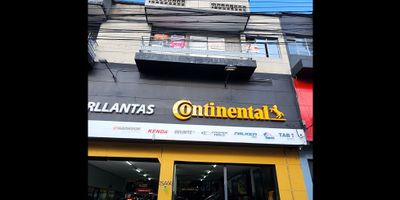 ?Arriendo CASA LOCAL sector de san diego, punto muy estrategico para tu negocio ?

? Entorno:
Ubicado sobre vía principal del Poblado, con fácil acceso, rutas de transporte y cercano a estación del metro; Zona de alta influencia de publico y cerca el centro comercial Premium Plaza. 

✅ Características:
La propiedad esta ubicada en un segundo piso interno,

En el primero nivel encontraremos: cuenta 3 espacios adecuados para oficinas y una gran sala que pueden aprovechar para mas espacios de oficinas, 2 aires acondicionados, cuenta con 3 baños (uno de ellos esta en remodelacion) dos sociales y uno privado, 1 patio, cocina sencilla sin red de gas, balcon que une dos de estos espacios y sus escaleras que suben a terraza de la propiedad.

En el segundo piso encontraremos: una habitacion con baño privado y un closet, zona de ropas, cuarto util, y terraza privada con vista panoramica. 

¡ANIMATE!

TE REGALAMOS EL VALOR DEL ESTUDIO Y APLICARIAS A NUESTROS DESCUENTOS, 

(APLICAN TERMINOS Y CONDICIONES)

 
