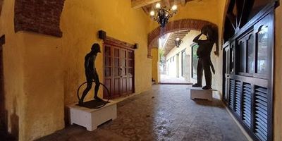 Local en arriendo en El Centro, Cartagena, Bolívar. Este inmueble comercial de 300 m² construidos, con 2 baños, se sitúa en una ubicación estratégica dentro del Centro Amurallado, muy cerca de la playa de la Artillería. Ideal para negocios que buscan una presencia consolidada en una zona de alto impacto turístico y comercial de Cartagena. Con 30 años de antigüedad, este local ofrece un espacio funcional y bien establecido. El canon de arriendo es de $30.000.000. Para más detalles o coordinar una visita, puede contactarnos a través de WhatsApp o ver las opciones de teléfono disponibles.