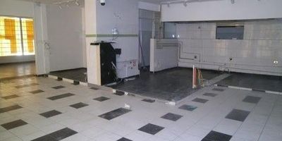 Excelente edificio esquinero,  ubicado sobre  a la avenida treinta frente a la estación de transmilenio y la universidad nacional, uso mixto, comercial y  dotacional. Ascensor de carga, seis garajes o puede funcionar como local comercial, once baños.