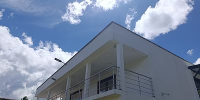 Hermosa finca en arriendo, ubicada estrategicamente sobre la via MedellinBogota, a tan solo 3 minutos del municipio de Marinilla y 15 minutos de El Carmen de Viboral, con acceso por via totalmente pavimentada, lo que garantiza comodidad y facilidad de llegada en todo momento. La propiedad se encuentra en un entorno campestre y tranquilo, rodeado de naturaleza, con una amplia zona verde ideal para el descanso, recreacion o actividades al aire libre. La finca cuenta con un segundo piso de construccion moderna, con balcones que ofrecen una excelente vista panoramica a las montanas y alrededores. Su diseno exterior resalta por la iluminacion natural, amplios ventanales y acabados de calidad que combinan lo rustico con lo contemporaneo. Espacios abiertos, excelente ventilacion y ambiente sereno hacen de este lugar el sitio perfecto para disfrutar de la vida campestre sin alejarse de la ciudad. Contactanos ahora y conoce este maravilloso lugar!