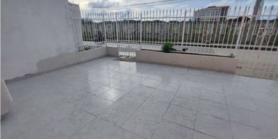 CASA EN ARRIENDO EN TORICESExcelente casa ideal para cualquier tipo de actividad, cuenta con 4 habitaciones, 3 baños, cuarto de sanalejo, sala, comedor, cocina, patio de labores, primer piso. Ubicado sobre via principal.CÓDIGO WASI 9571173