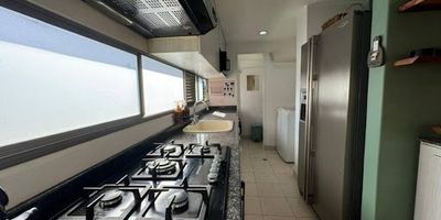 Excelente apartamento de 100 metros aproximadamente en unidad completa  cuenta con 23 habitaciones, 1 closet, 1 Vestier, salon-comedor, 2 baños (1 en la habitación principal), cuenta balcón con vista al exterior, cocina integral, red de gas y calentador, 1 parqueadero cubierto y cuarto útil, ubicado en excelente sector del tesoro cerca al mall del este a la clínica el rosario y a la universidad ces. 