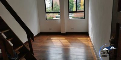EXCELENTE APARTAMENTO DE DOBLE NIVEL CON EXCELENTE UBICACIÓN , MUY CERCA A LA AVENIDA EL POBLADO