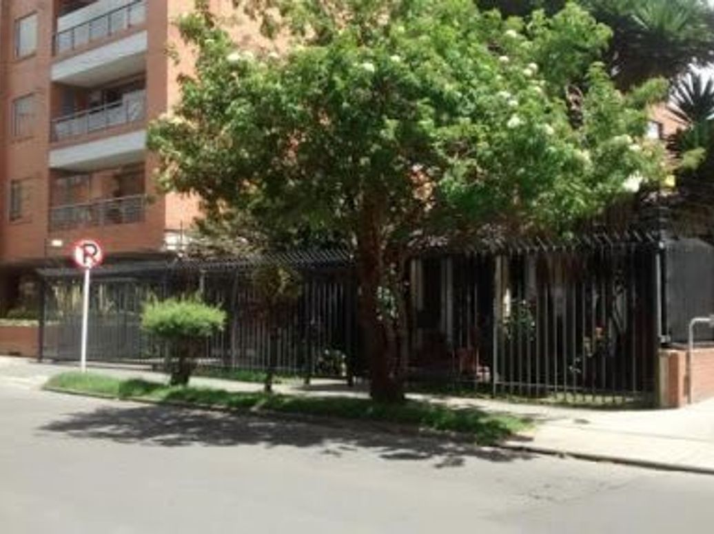 Casa de 4 alcobas en venta en Santa Barbara, Bogotá, 595 m² · foto 2 de 5