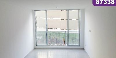 Apartamento  en arriendo, ubicado en el nuevo sector de Alameda del Rio de la Ciudad de Barranquilla, sector de alta valorización, cerca de centros comerciales, parques, amplias zonas verdes, de fácil acceso y transporte público, cuenta con un área de 57 mt2 con excelentes acabados y confortables espacios, 2 alcobas, baño privado y auxiliar, estudio con posibilidades para tercera alcoba, zona de labores, cocina integral,  el conjunto tiene amplias zonas sociales, verdes y recreativas, ascensores, piscinas, salón social, terraza social, sauna, jacuzzi, parque infantil, cancha deportiva, vías peatonales, parqueadero privado, vigilancia privada con cámaras