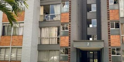 Amplio apartamento ubicado en el sector de Calasanz, en la calle 49, piso 4, tiene un área de 52 metros aproximadamente. El inmueble cuenta con:  3 alcobas, 2 baños cabinados, 3 closets, sala y comedor, cocina integral con red de gas, y piso en cerámica.juegos infantiles, salón social, portería 24 hrs, piscina, zonas verdes.
Los datos de los inmuebles promocionados en la página web están sujetos a cambio y verificación de disponibilidad.